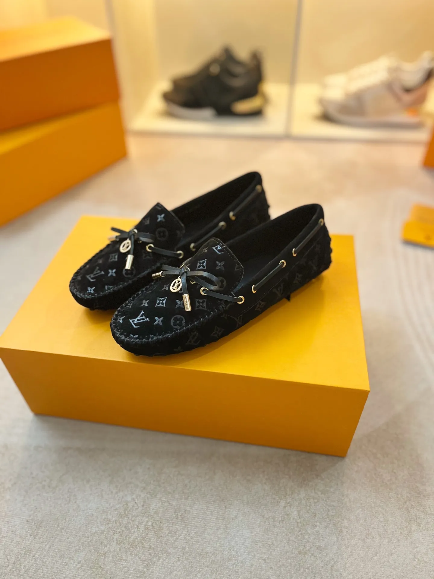 p460💰Couple model❤️🇫🇷 𝙇𝙤𝙪𝙞𝙨 𝙑𝙪𝙞𝙩𝙩𝙤𝙣 🇫🇷Louis Vuitton 2023 Classic𝓛𝓿 𝓣𝓻𝓪𝓲𝓷𝓮𝓻 Sports Series ➪➪➪¯ [Arizona Doudou Shoes Series] ▪️▪️▪️Arizona slip-on shoes are made of Monogram Eclipse canvas. Its hand-painted and dyed edges and hand-sewn uppers fully demonstrate Louis Vuitton's traditional shoemaking craftsmanship. This slip-on shoe is very lightweight. The integrated tongue and upper make it particularly comfortable and flexible. The soft outsole is equipped with rubber padding. Decorated with matching sash. Detailed features: ☑️Monogram Eclipse canvas ☑️Black Eclipse pattern ☑️Hand-painted shoe edges ☑️Hand-sewn uppers (each pair takes time to process) ☑️Integrated tongue and upper construction ☑️Outsole equipped with rubber lining ☑️size: 35_46